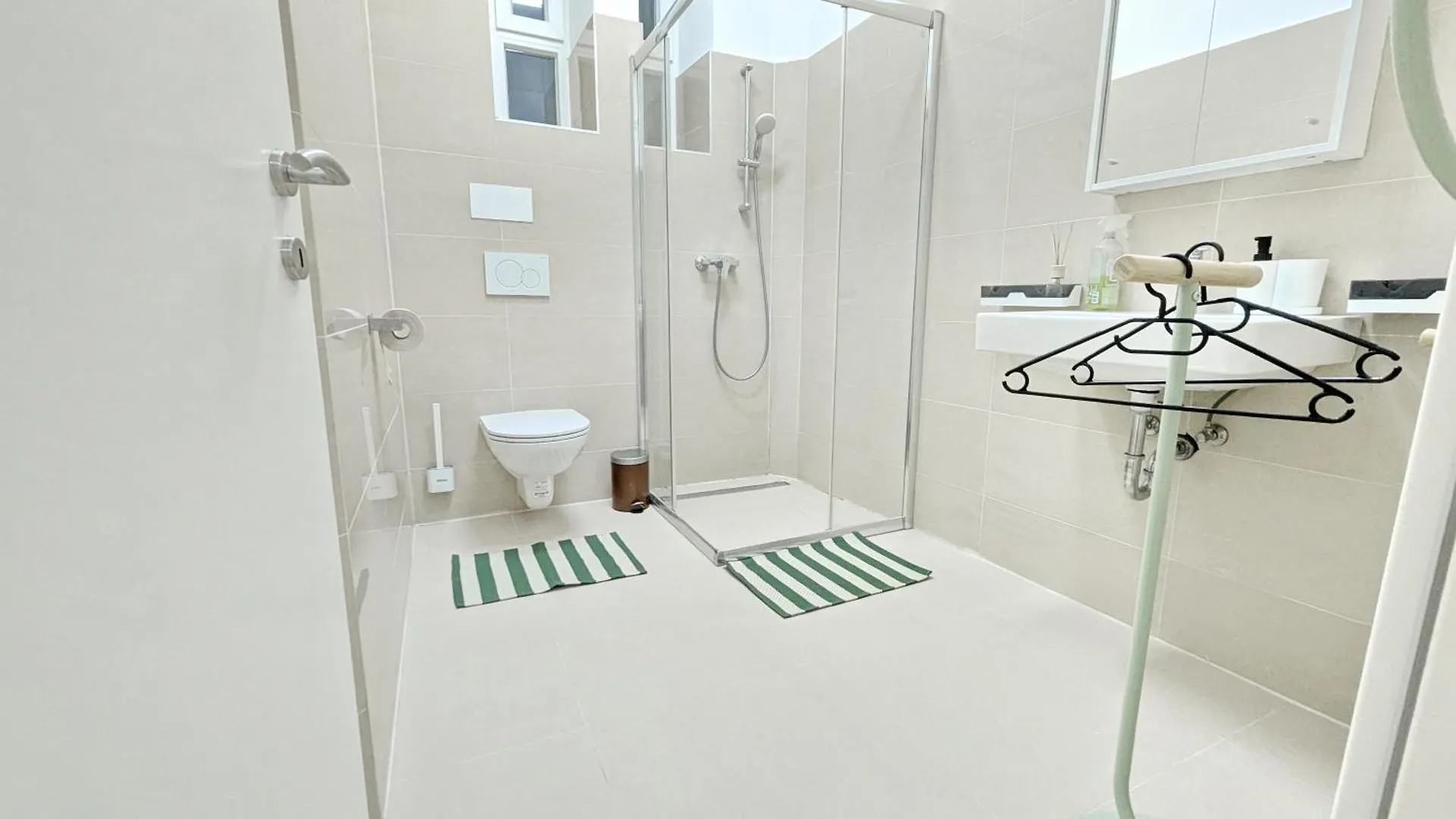 Spacious Apartment In A Lively Area Viena Austria