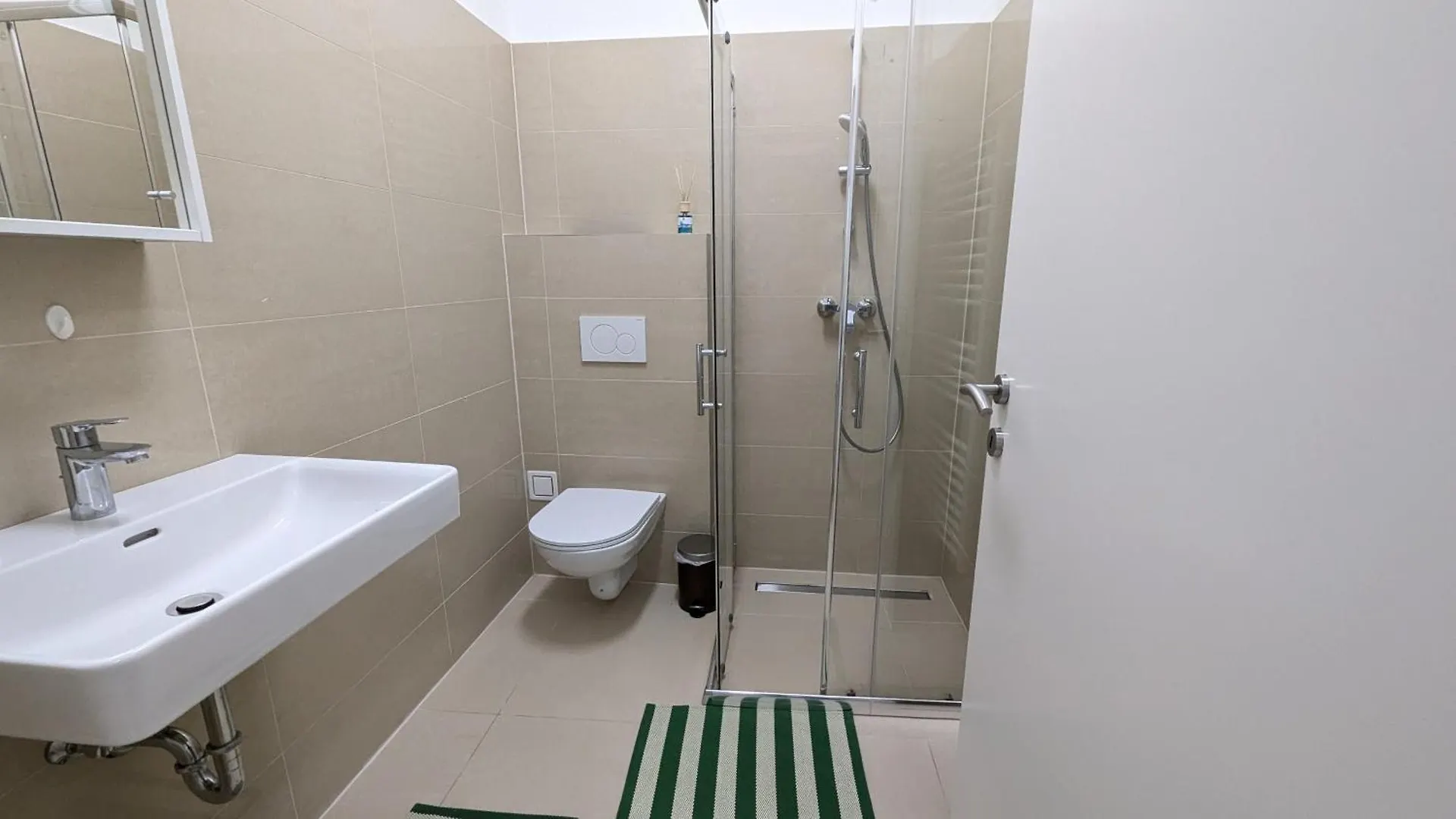 Spacious Apartment In A Lively Area Vienna